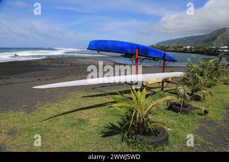 Spiaggia di sabbia nera a Papara sull'isola vulcanica di Tahiti nella Polinesia francese. Questa costa con l'Oceano Pacifico è un luogo ideale per il surf Foto Stock