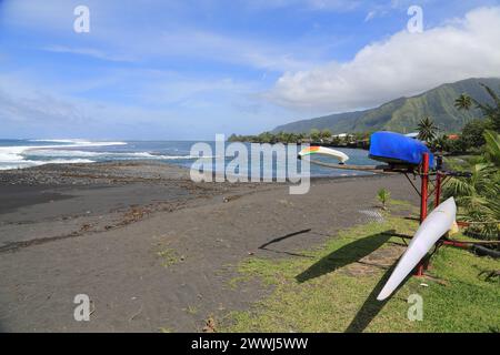 Spiaggia di sabbia nera a Papara sull'isola vulcanica di Tahiti nella Polinesia francese. Questa costa con l'Oceano Pacifico è un luogo ideale per il surf Foto Stock