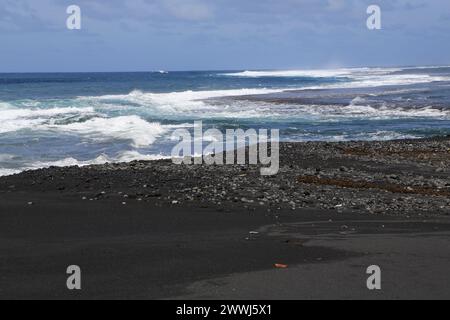 Spiaggia di sabbia nera a Papara sull'isola vulcanica di Tahiti nella Polinesia francese. Questa costa con l'Oceano Pacifico è un luogo ideale per il surf Foto Stock