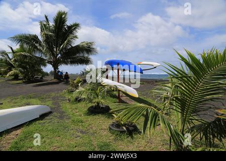 Spiaggia di sabbia nera a Papara sull'isola vulcanica di Tahiti nella Polinesia francese. Questa costa con l'Oceano Pacifico è un luogo ideale per il surf Foto Stock