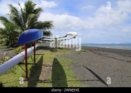 Spiaggia di sabbia nera a Papara sull'isola vulcanica di Tahiti nella Polinesia francese. Questa costa con l'Oceano Pacifico è un luogo ideale per il surf Foto Stock