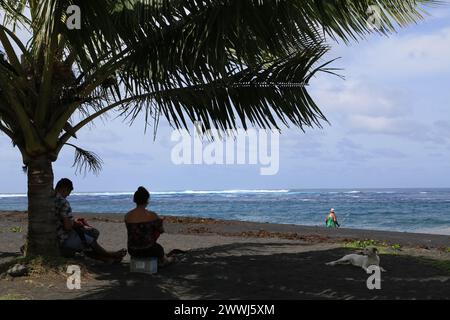 Spiaggia di sabbia nera a Papara sull'isola vulcanica di Tahiti nella Polinesia francese. Questa costa con l'Oceano Pacifico è un luogo ideale per il surf Foto Stock