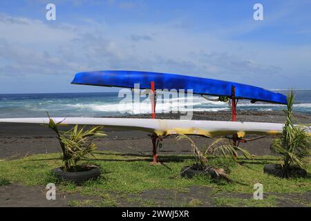 Spiaggia di sabbia nera a Papara sull'isola vulcanica di Tahiti nella Polinesia francese. Questa costa con l'Oceano Pacifico è un luogo ideale per il surf Foto Stock