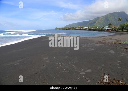 Spiaggia di sabbia nera a Papara sull'isola vulcanica di Tahiti nella Polinesia francese. Questa costa con l'Oceano Pacifico è un luogo ideale per il surf Foto Stock