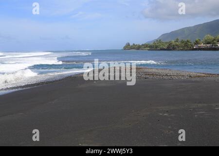 Spiaggia di sabbia nera a Papara sull'isola vulcanica di Tahiti nella Polinesia francese. Questa costa con l'Oceano Pacifico è un luogo ideale per il surf Foto Stock