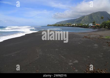 Spiaggia di sabbia nera a Papara sull'isola vulcanica di Tahiti nella Polinesia francese. Questa costa con l'Oceano Pacifico è un luogo ideale per il surf Foto Stock