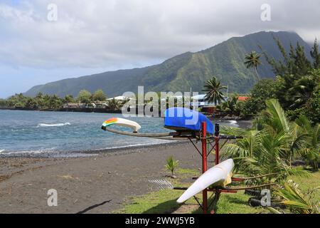 Spiaggia di sabbia nera a Papara sull'isola vulcanica di Tahiti nella Polinesia francese. Questa costa con l'Oceano Pacifico è un luogo ideale per il surf Foto Stock