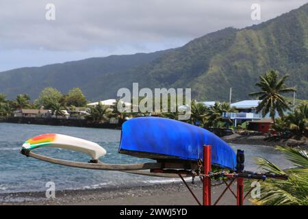 Spiaggia di sabbia nera a Papara sull'isola vulcanica di Tahiti nella Polinesia francese. Questa costa con l'Oceano Pacifico è un luogo ideale per il surf Foto Stock