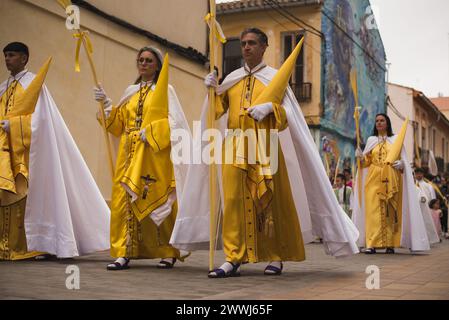 Valencia, Spagna - 24 marzo 2024: Persone in costume religioso partecipano alla processione della domenica delle Palme a Valencia, Spagna Foto Stock