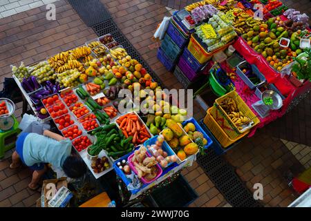 PAPEETE, TAHITI - 5 dicembre 2023 - Vista delle Marche de Papeete, un grande mercato pubblico coperto che vende souvenir locali, artigianato e cibo a valle Foto Stock