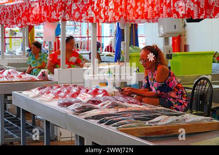 PAPEETE, TAHITI - 5 dicembre 2023 - Vista delle Marche de Papeete, un grande mercato pubblico coperto che vende souvenir locali, artigianato e cibo a valle Foto Stock