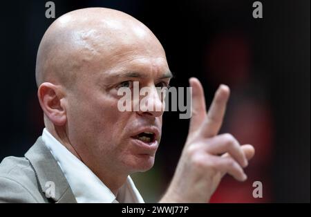 Chemnitz, Germania. 24 marzo 2024. Pallacanestro, Bundesliga, Niners Chemnitz - Alba Berlin, Main Round, Matchday 25, Chemnitz Arena. Il coach dei Niners Rodrigo Pastore gesticola a margine. Crediti: Hendrik Schmidt/dpa/Alamy Live News Foto Stock