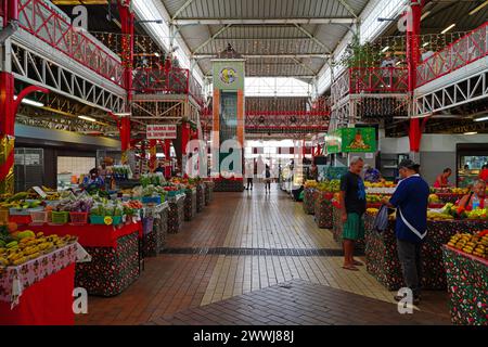 PAPEETE, TAHITI - 5 dicembre 2023 - Vista delle Marche de Papeete, un grande mercato pubblico coperto che vende souvenir locali, artigianato e cibo a valle Foto Stock