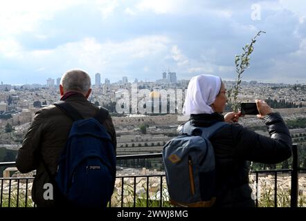 Gerusalemme Est, Israele. 24 marzo 2024. I cristiani ondeggiano le olive e i rami di palma durante la tradizionale processione della domenica delle Palme sul Monte Degli Ulivi, affacciati sulla città Vecchia di Gerusalemme, Gerusalemme Est, domenica 24 marzo 2024. Foto di Debbie Hill/ credito: UPI/Alamy Live News Foto Stock