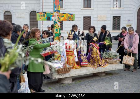 Roma, Italia. 24 marzo 2024. Alcuni membri della comunità cristiana di origine latinoamericana celebrano la domenica delle Palme e ricordano San'cicatrice Romero a Roma.'cicatrice Arnulfo Romero y GaldÃ¡mez era arcivescovo cattolico di San Salvador, proclamato santo da Papa Francesco nel 2018, fu ucciso nel 1980 all'età di 62 anni a San Salvador mentre celebrava la messa per mano di un sicario degli squadroni della morte a causa del suo impegno nel denunciare la violenza della giunta militare del suo paese. Il memoriale liturgico di monsignor Romero cade il 24 marzo. (Immagine di credito: © Marcello Valeri/ZUMA Press Wire) EDITORIA Foto Stock