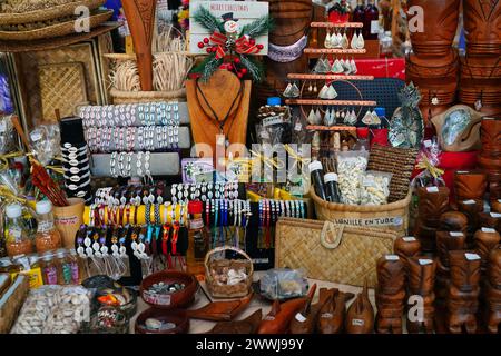 PAPEETE, TAHITI - 5 dicembre 2023 - Vista delle Marche de Papeete, un grande mercato pubblico coperto che vende souvenir locali, artigianato e cibo a valle Foto Stock