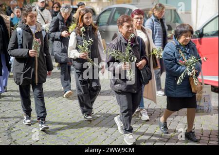 Roma, Italia. 24 marzo 2024. Alcuni membri della comunità cristiana di origine latinoamericana celebrano la domenica delle Palme e ricordano San'cicatrice Romero a Roma.'cicatrice Arnulfo Romero y GaldÃ¡mez era arcivescovo cattolico di San Salvador, proclamato santo da Papa Francesco nel 2018, fu ucciso nel 1980 all'età di 62 anni a San Salvador mentre celebrava la messa per mano di un sicario degli squadroni della morte a causa del suo impegno nel denunciare la violenza della giunta militare del suo paese. Il memoriale liturgico di monsignor Romero cade il 24 marzo. (Immagine di credito: © Marcello Valeri/ZUMA Press Wire) EDITORIA Foto Stock