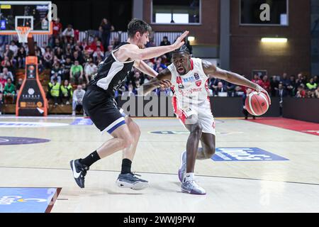 Tortona, Italia. 24 marzo 2024. #44 BroenGabe (Openjobmetis Varese) durante Bertram Derthona Tortona vs Openjobmetis Varese, partita di serie A di pallacanestro A Tortona, Italia, 24 marzo 2024 Credit: Independent Photo Agency/Alamy Live News Foto Stock