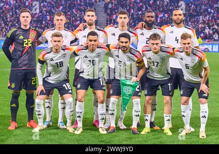Teamphoto DFB con Maximilian Mittelstädt, DFB 18 Jonathan Tah, DFB 4 Florian Wirtz, Nr. 17 DFB Toni Kroos, DFB 8 Robert Andrich, DFB 23 Marc-Andre ter STEGEN, DFB 22 Ilkay Gündogan, DFB 21 Kai Havertz, DFB 7 Antonio Rüdiger, Ruediger, DFB 2 Joshua Kimmich, Musiala 6, Jammich al DFB 10 nella partita amichevole FRANCIA - GERMANIA 0-2 FRANKREICH - DEUTSCHLAND 0-2 in preparazione ai Campionati europei 2024 il 23 marzo 2024 a Lione, Francia. © Peter Schatz / Alamy Live News Foto Stock