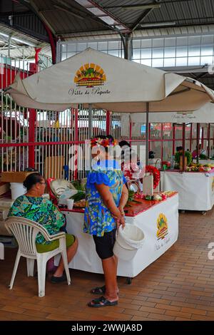 PAPEETE, TAHITI - 5 dicembre 2023 - Vista delle Marche de Papeete, un grande mercato pubblico coperto che vende souvenir locali, artigianato e cibo a valle Foto Stock