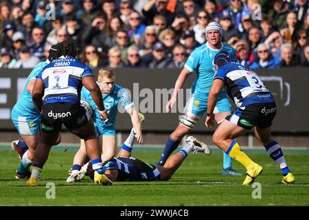 Bath, Regno Unito. 24 marzo 2024. Arron Reed of sale Sharks viene messo sotto pressione da Beno Obano dei Bath Rugby e Thomas Du Toit dei Bath Rugby durante il Gallagher Premiership Rugby match tra Bath Rugby e sale Sharks al Recreation Ground di Bath, Regno Unito, il 24 marzo 2024. Foto di Scott Boulton. Solo per uso editoriale, licenza richiesta per uso commerciale. Non utilizzare in scommesse, giochi o pubblicazioni di singoli club/campionato/giocatori. Crediti: UK Sports Pics Ltd/Alamy Live News Foto Stock