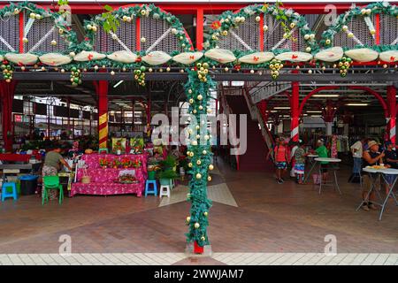 PAPEETE, TAHITI - 5 dicembre 2023 - Vista delle Marche de Papeete, un grande mercato pubblico coperto che vende souvenir locali, artigianato e cibo a valle Foto Stock