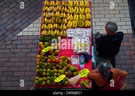 PAPEETE, TAHITI - 5 dicembre 2023 - Vista delle Marche de Papeete, un grande mercato pubblico coperto che vende souvenir locali, artigianato e cibo a valle Foto Stock