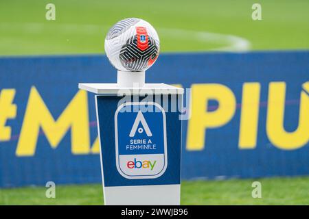 Firenze, Italia. 24 marzo 2024. Firenze, Italia, 24 marzo 2024: Il pallone della partita durante la partita di serie A femminile tra Fiorentina e Inter al Parco Viola di Firenze. (Sara Esposito/SPP) credito: SPP Sport Press Photo. /Alamy Live News Foto Stock