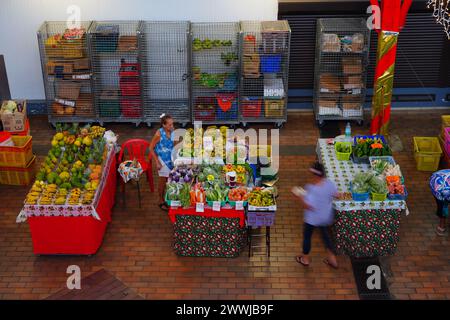 PAPEETE, TAHITI - 5 dicembre 2023 - Vista delle Marche de Papeete, un grande mercato pubblico coperto che vende souvenir locali, artigianato e cibo a valle Foto Stock