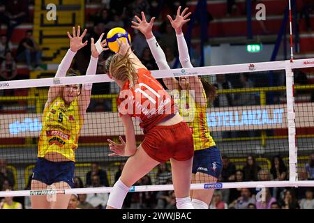 Busto Arsizio, Italia. 24 marzo 2024. Spike di Federica Carletti (Uyba Volley Busto Arsizio) durante Uyba Volley Busto Arsizio vs Prosecco Doc Imoco Conegliano, pallavolo italiano di serie A1 femminile a Busto Arsizio, Italia, 24 marzo 2024 Credit: Independent Photo Agency/Alamy Live News Foto Stock