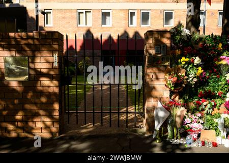 Sydney, Australia. 24 marzo 2024. L'ingresso al Consolato generale della Russia a Sydney, mentre il memoriale visto accanto al cancello. Il pubblico ha espresso le proprie condoglianze alle vittime dell'attentato alla sala concerti di Mosca e il 24 marzo è stato allestito un memoriale all'ingresso del Consolato generale della Russia a Sydney. Più di 100 persone sono state uccise durante l'attacco terroristico alla sala concerti Crocus City Hall di Mosca il 22 marzo. (Credit Image: © George Chan/SOPA Images via ZUMA Press Wire) SOLO PER USO EDITORIALE! Non per USO commerciale! Foto Stock