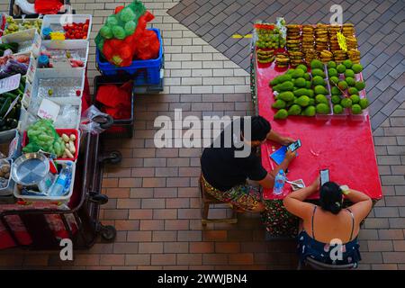 PAPEETE, TAHITI - 5 dicembre 2023 - Vista delle Marche de Papeete, un grande mercato pubblico coperto che vende souvenir locali, artigianato e cibo a valle Foto Stock