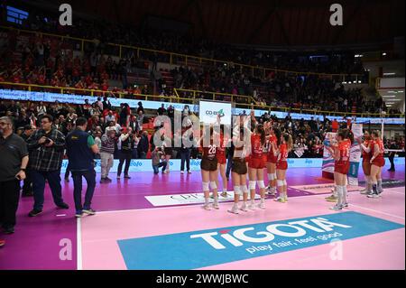 Busto Arsizio, Italia. 24 marzo 2024. Uyba Volley Busto Arsizio con tifosi durante Uyba Volley Busto Arsizio vs Prosecco Doc Imoco Conegliano, Volley serie A1 femminile match a Busto Arsizio, Italia, 24 marzo 2024 Credit: Independent Photo Agency/Alamy Live News Foto Stock