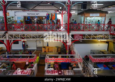 PAPEETE, TAHITI - 5 dicembre 2023 - Vista delle Marche de Papeete, un grande mercato pubblico coperto che vende souvenir locali, artigianato e cibo a valle Foto Stock