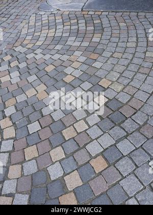 Percorso in pietra lastricata naturale, pavimentazione, strada o passerella pedonale, lavoro astratto locale, città vecchia nel paese europeo, bella e forte Foto Stock