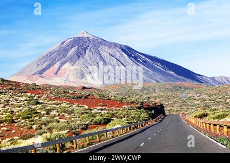 Il vulcano El Teide a Tenerife, Spagna, contro il cielo blu Foto Stock