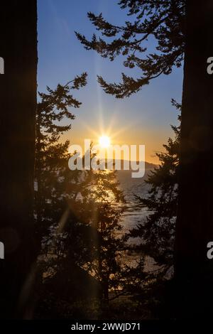 Tramonto primaverile da Mabana Beach a Camano Island WA USA Foto Stock