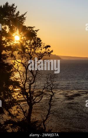 Tramonto primaverile da Mabana Beach a Camano Island WA USA Foto Stock
