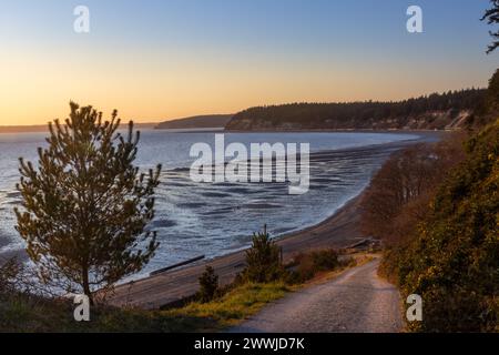 Tramonto primaverile da Mabana Beach a Camano Island WA USA Foto Stock