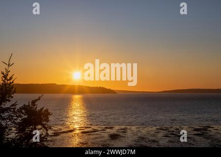Tramonto primaverile da Mabana Beach a Camano Island WA USA Foto Stock