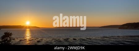 Tramonto primaverile da Mabana Beach a Camano Island WA USA Foto Stock