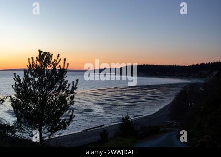 Tramonto primaverile da Mabana Beach a Camano Island WA USA Foto Stock