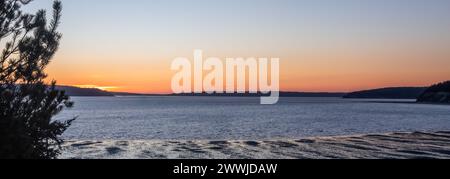 Tramonto primaverile da Mabana Beach a Camano Island WA USA Foto Stock