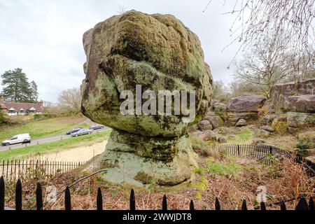 Antiche formazioni rocciose di arenaria a Tunbridge Wells Rusthall Common, erose durante l'era glaciale ed erose dal vento e dall'acqua in forme spettacolari. Foto Stock