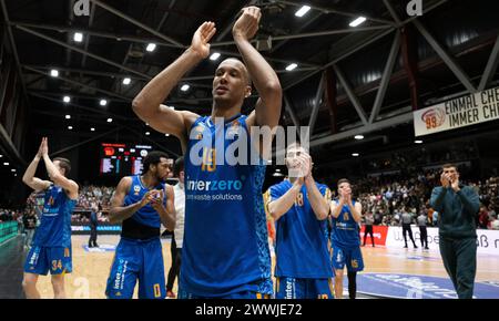 Chemnitz, Germania. 24 marzo 2024. Pallacanestro, Bundesliga, Niners Chemnitz - Alba Berlin, Main Round, Matchday 25, Chemnitz Arena. I giocatori dell'Alba con Louis Olinde (davanti) reagiscono dopo la loro vittoria. Crediti: Hendrik Schmidt/dpa/Alamy Live News Foto Stock