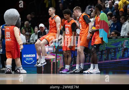 Chemnitz, Germania. 24 marzo 2024. Pallacanestro, Bundesliga, Niners Chemnitz - Alba Berlin, Main Round, Matchday 25, Chemnitz Arena. I giocatori di Chemnitz reagiscono dopo la stretta sconfitta. Crediti: Hendrik Schmidt/dpa/Alamy Live News Foto Stock