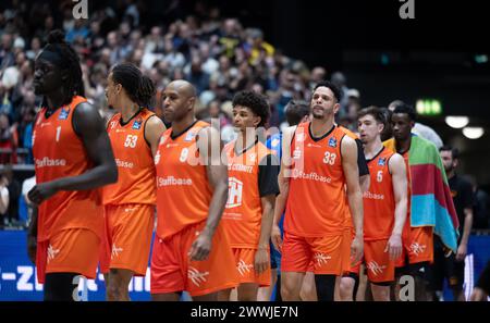 Chemnitz, Germania. 24 marzo 2024. Pallacanestro, Bundesliga, Niners Chemnitz - Alba Berlin, Main Round, Matchday 25, Chemnitz Arena. I giocatori di Chemnitz reagiscono dopo la stretta sconfitta. Crediti: Hendrik Schmidt/dpa/Alamy Live News Foto Stock