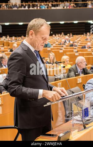 Presidente Donald Tusk del Parlamento europeo, Bruxelles. Il Presidente del consiglio europeo, Donald Tusk, pronuncia una dichiarazione dinanzi al Parlamento europeo, durante la sua seduta del 24 febbraio 2016. Brussel parlamentare europeo, Place du le Brussel Belgie Copyright: XGuidoxKoppesx Foto Stock