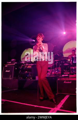 JARVIS COCKER, DIFFERENT CLASS TOUR, 1995: Jarvis Cocker della band Pulp che suona alla Cardiff University Great Hall di Cardiff, Galles, durante il Different Class Tour il 15 ottobre 1995. Foto: Rob Watkins. INFO: Pulp, un gruppo alternative rock britannico formatosi nel 1978, ha guadagnato importanza nell'era Britpop degli anni '90. Fronteggiati da Jarvis Cocker, i loro successi come "Common People" e album come "Different Class" hanno definito il loro suono spiritoso e socialmente osservante, lasciando un segno indelebile sulla scena musicale alternativa. Foto Stock