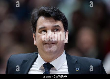 Chemnitz, Germania. 24 marzo 2024. Pallacanestro, Bundesliga, Niners Chemnitz - Alba Berlin, Main Round, Matchday 25, Chemnitz Arena. Il coach di Alba Israel González reagisce a margine. Crediti: Hendrik Schmidt/dpa/Alamy Live News Foto Stock